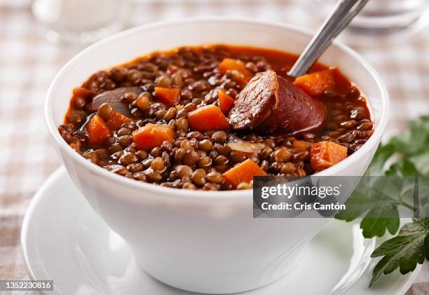 lentils soup with chorizo - chorizo - fotografias e filmes do acervo