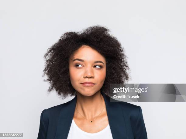 photo de tête d’une jeune femme d’affaires réfléchie - sourire narquois photos et images de collection