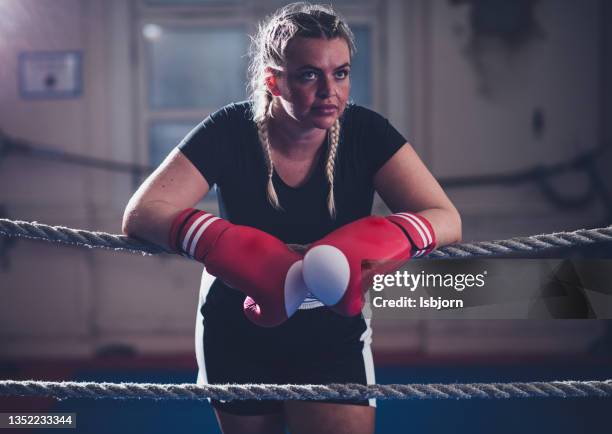 woman with boxing gloves standing in boxing ring - womens boxing 個照片及圖片檔