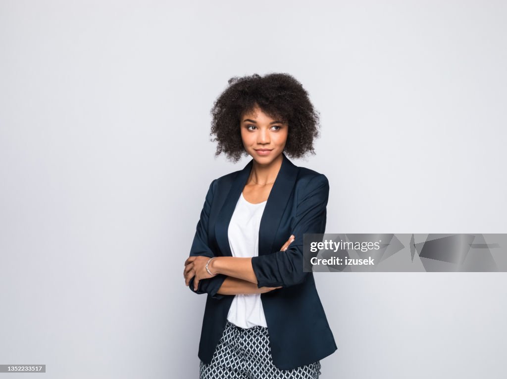 Porträt einer freundlichen jungen Geschäftsfrau