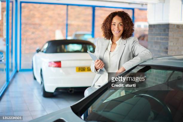 retrato de vendedor de coches - used car fotografías e imágenes de stock