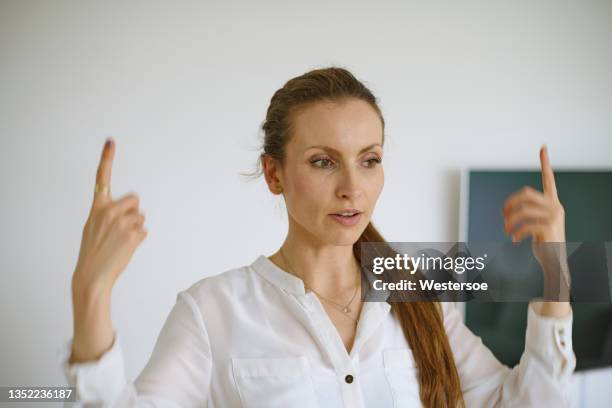 woman gesticulating - influence stockfoto's en -beelden