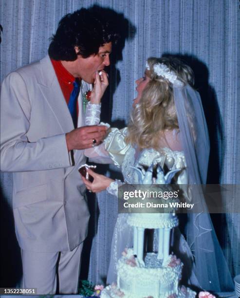 Actor David Hasselhoff and wife Catherine Hickland pose for a wedding photo circa 1984 in Los Angeles City.