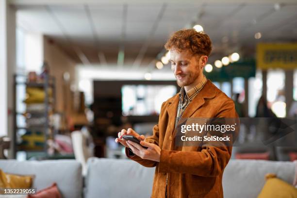me encanta comprar para el hogar - vida sencilla fotografías e imágenes de stock