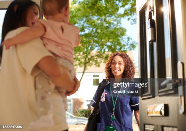 health visitor visit - nurse with baby stock pictures, royalty-free photos & images