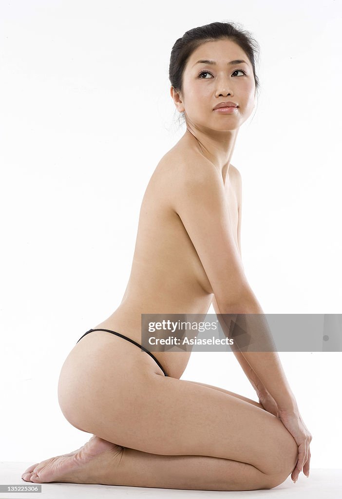 Side profile of a mid adult woman kneeling