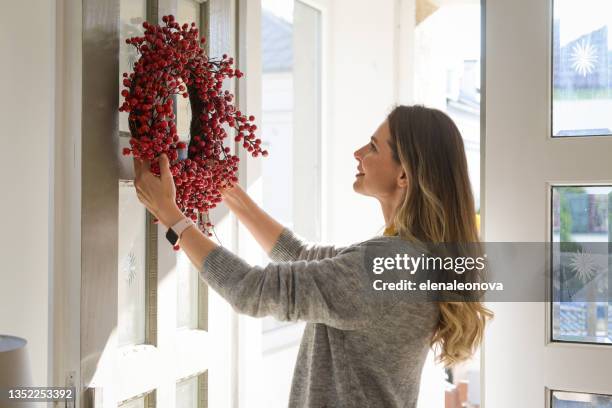 魅力的な中年女性(エントランスホール、ホームインテリア) - wreath ストックフォトと画像