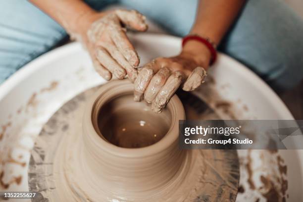 female potter hands close up - aardewerk stockfoto's en -beelden
