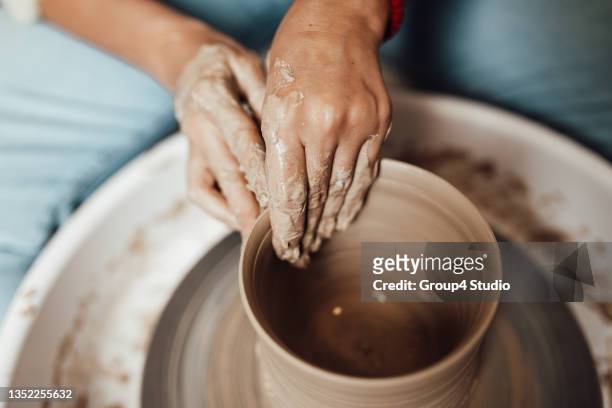 weibliche töpferhände aus der nähe - keramiker stock-fotos und bilder