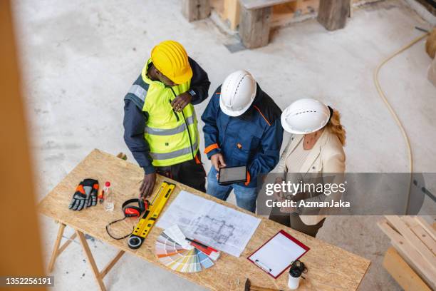 grupo de engenheiros civis planejando na mesa de trabalho - civil engineer - fotografias e filmes do acervo