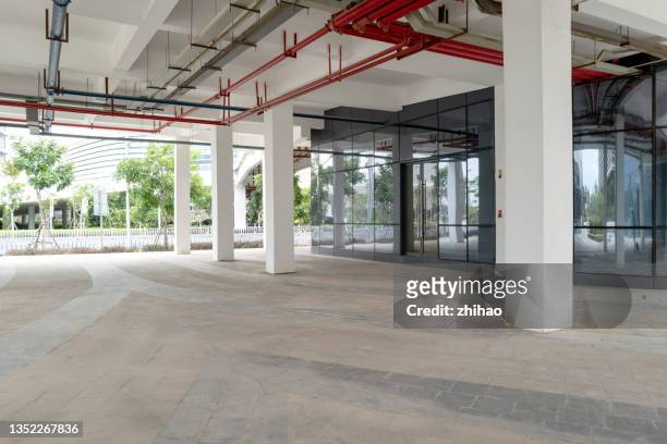fire extinguishing water pipe on ceiling of concrete building - fire sprinkler stock pictures, royalty-free photos & images