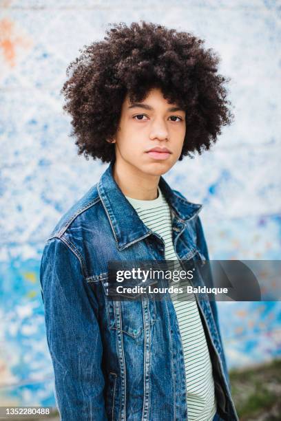 portrait afro teen boy - headshot of a teen boy stockfoto's en -beelden