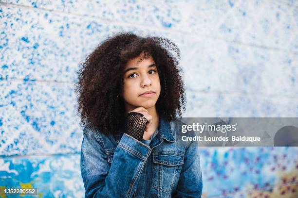 portrait afro teen girl - spain teen face stock-fotos und bilder