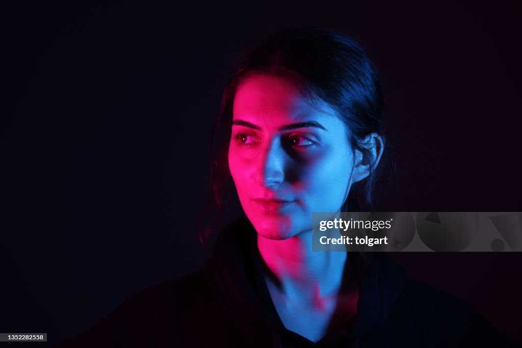 Junges Frauenporträt mit Neonfarben