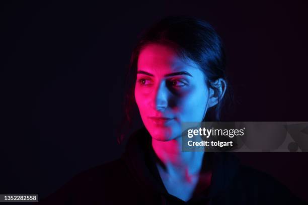 young woman portrait with neon colors - pink colour stockfoto's en -beelden