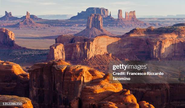 wild west, monument valley from the hunt's mesa at sunset. utah - arizona border - monument valley tribal park photos et images de collection