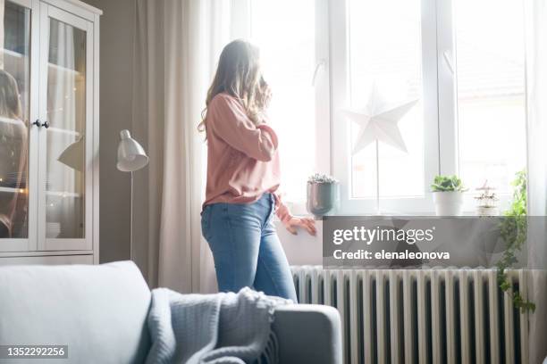 atractiva mujer de mediana edad (teléfono móvil) - radiador fotografías e imágenes de stock