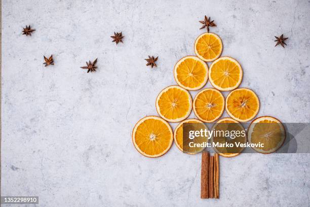 christmas tree made of slices of dried oranges, cinnamon sticks and star anise. stock photo - star fruit stockfoto's en -beelden