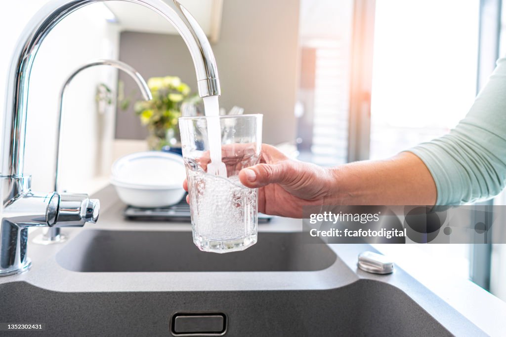 水道からコップ一杯の水を満たす