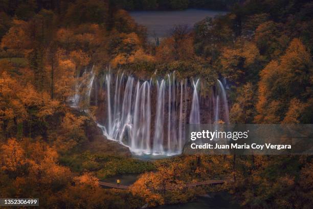 colorful autumn sunrise at the magic golden waterfall in the plitvice lakes national park, croatia, europe. - plitvice stock-fotos und bilder