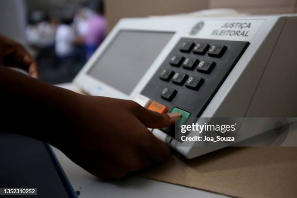 wahlurne für wahlgerechtigkeit in brasilien - tribunal stock-fotos und bilder