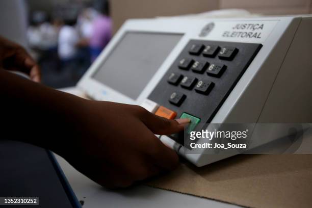 electoral justice ballot box in brazil - verkiezing stockfoto's en -beelden