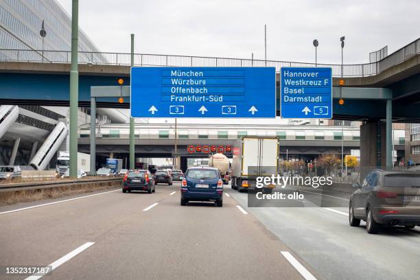 verkehr auf der deutschen autobahn a3 - deutsche autobahn stock-fotos und bilder