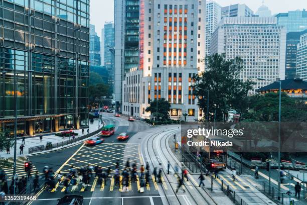 peatones que cruzan la calle en el centro de hong kong, china - hong kong mass transit fotografías e imágenes de stock