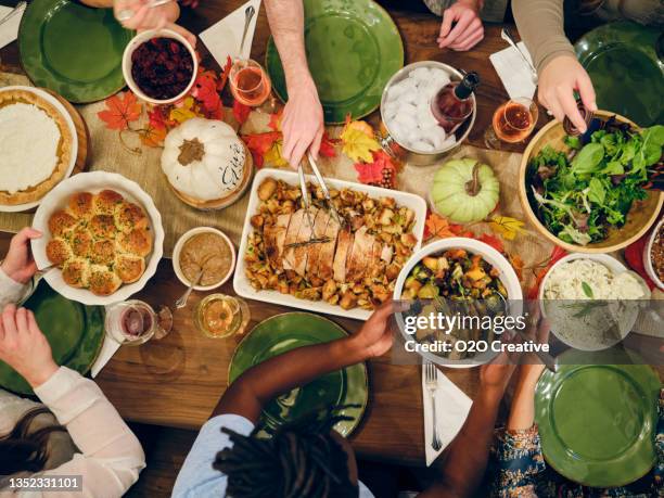 freunde feiern gemeinsam thanksgiving-dinner - esstisch stock-fotos und bilder