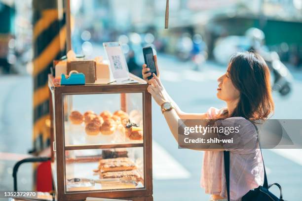 contactless payment for paying - convenient store stock pictures, royalty-free photos & images