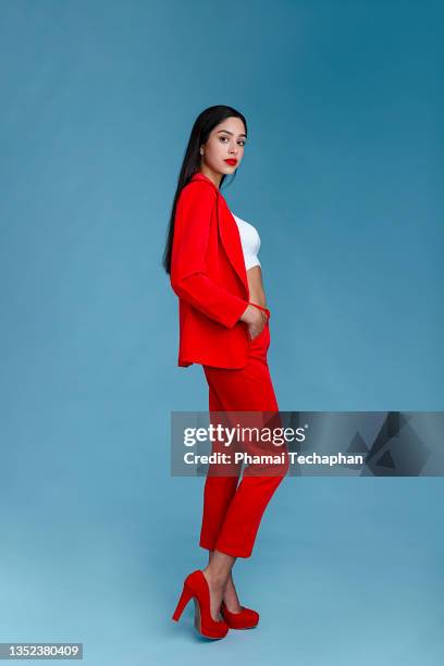 woman in suit - portrait regard de côté studio photos et images de collection