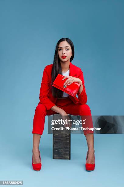 woman in suit - rote handtasche stock-fotos und bilder