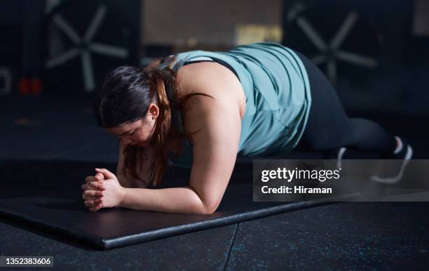 shot of a young woman doing planks in a gym - plank exercise 個照片及圖片檔