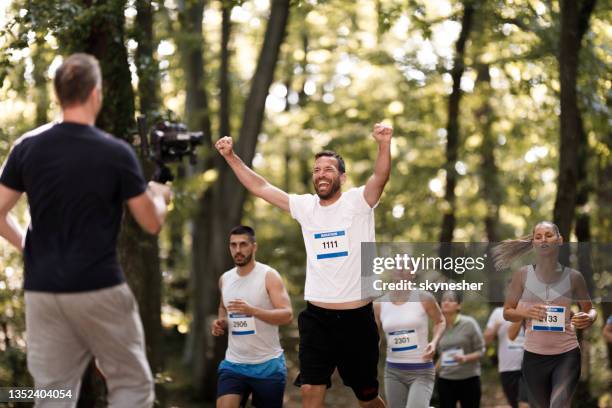 behind the scenes of a marathon race! - halvmaraton bildbanksfoton och bilder