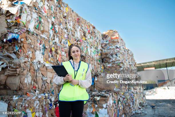 giovane ingegnere ambientale che lavora presso un impianto di riciclaggio. - centro di riciclaggio foto e immagini stock
