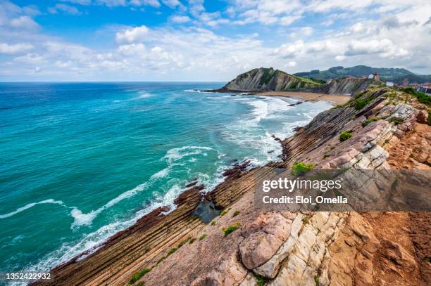 zumaia flysch. guipúzcoa. país basco, espanha - guipúzcoa - fotografias e filmes do acervo