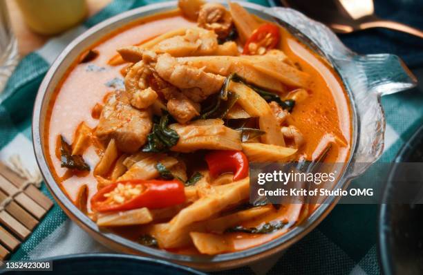 dining set red curry bamboo shoot and stir-fried ginger with rice - chilli crab 個照片及圖片檔