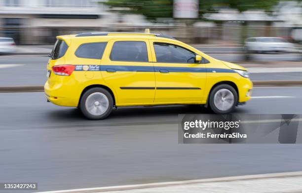 táxi em movimento na avenida copacabana - taxi - fotografias e filmes do acervo