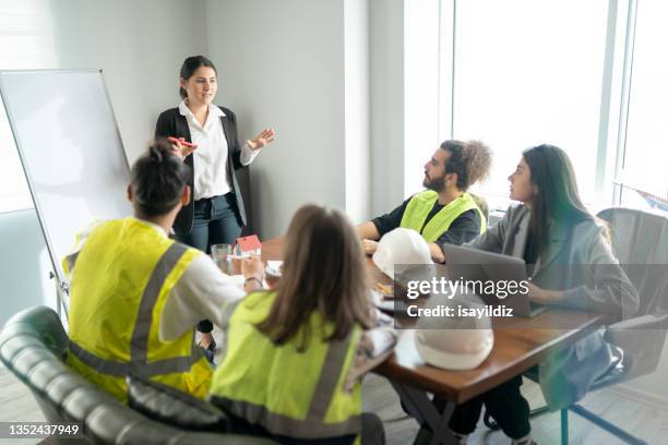 des architectes parlent d’un nouveau projet dans le bureau - residential structure stock photos et images de collection