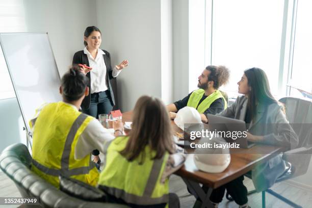 architetti che parlano di un nuovo progetto in ufficio - sanità e sicurezza sul lavoro foto e immagini stock