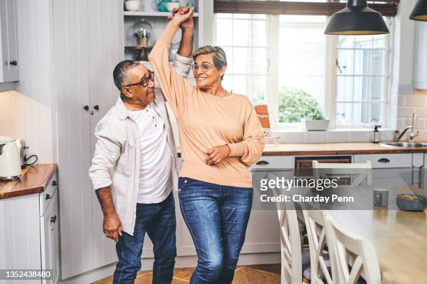 台所で踊る老夫婦のショット - カップル　外国人 ストックフォトと画像