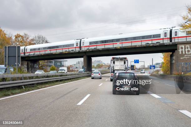 verkehr auf der a661 - railway bridge stock-fotos und bilder