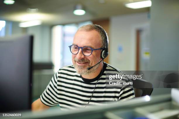 mature customer services rep - headset 個照片及圖片檔