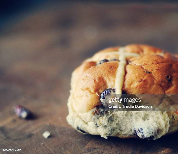 hot cross bun - raisin stock pictures, royalty-free photos & images