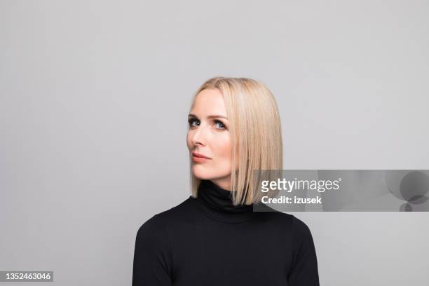 headshot einer selbstbewussten reifen geschäftsfrau - woman portrait side stock-fotos und bilder