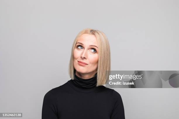 headshot der überraschten reifen geschäftsfrau - mature woman portrait studio stock-fotos und bilder