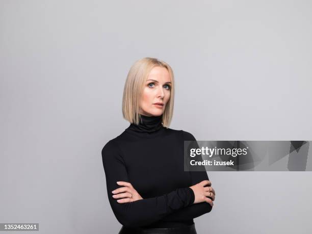 retrato de una empresaria madura y segura de sí misma - bossy fotografías e imágenes de stock