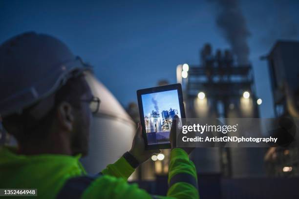 concevez une centrale électrique photographique avec une tablette numérique, travaillez de nuit et signalez un problème. - centrale nucléaire photos et images de collection