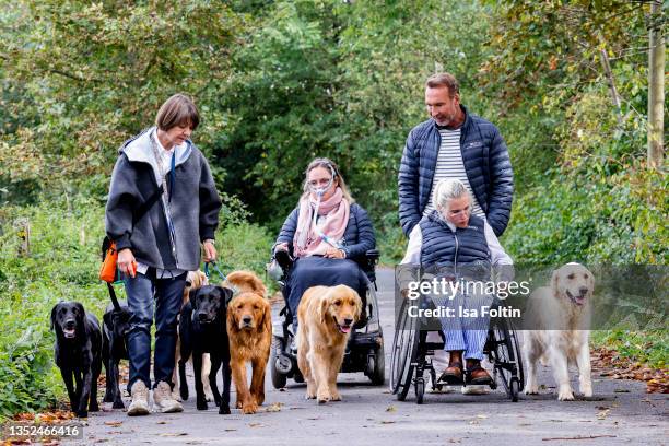 Founder Tatajana Kreidler, Nina Hoffmann, TV host Jochen Bendel, Frieda Krieger and VITA dogs during the Purina appeal campaign for VITA...