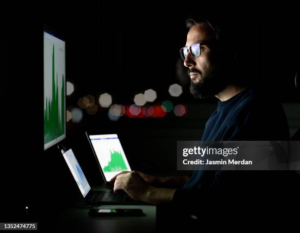 currency trader from his home office - multiple screens stockfoto's en -beelden